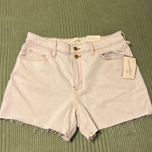 Universal Ghreads White Vintage Shorts